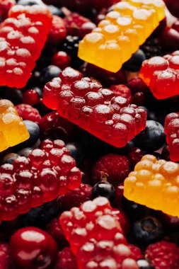 Taze meyve ve böğürtlen üzerine renkli doğal böğürtlen reçeli, sağlıklı bir hoşgörü. Yüksek kalite fotoğraf