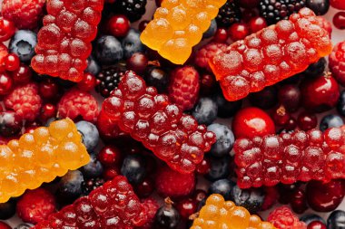 Taze meyve ve böğürtlen üzerine renkli doğal böğürtlen reçeli, sağlıklı bir hoşgörü. Yüksek kalite fotoğraf