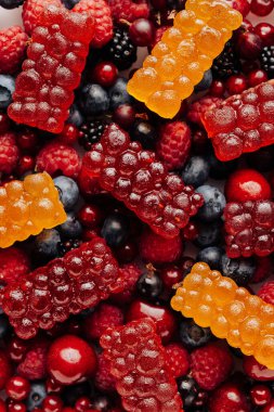 Taze meyve ve böğürtlen üzerine renkli doğal böğürtlen reçeli, sağlıklı bir hoşgörü. Yüksek kalite fotoğraf