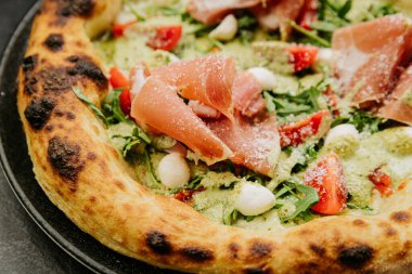 Prosciutto, roka, mozzarella ve taze domatesli gurme pizza. Mükemmel İtalyan mutfağı. Yüksek kalite fotoğraf