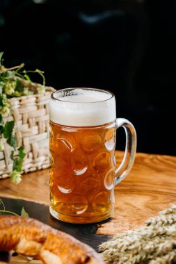 Geleneksel bir kupada klasik köpüklü bira. Bar ya da Ekim Festivali kutlamaları için mükemmel.