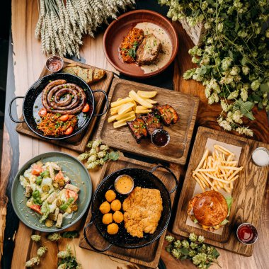 Sosis, pirzola, şnitzel, salata ve hamburger dahil en iyi gurme yemekleri. Yüksek kalite fotoğraf