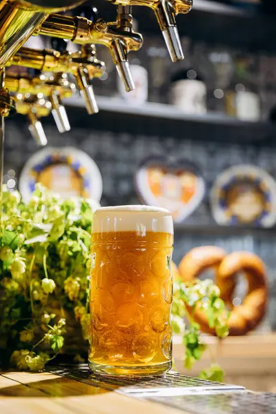 stock image Refreshing pint of golden beer with a frothy head, perfect for craft beer and brewing-related themes. High quality photo