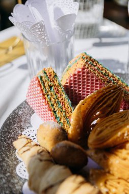 Tabaktaki çeşitli hamur işleri ve tatlılar fırın, aşçılık ve yemek fotoğrafçılığı temaları için idealdir. Yüksek kalite fotoğraf