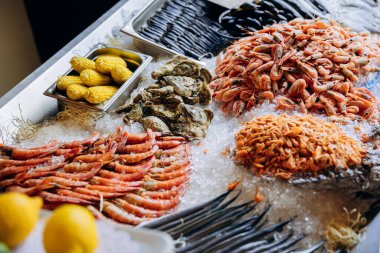 Buzda taze deniz ürünleri, deniz ürünleri pazarında karides, istiridye, mısır ve balık çeşitleri. Yüksek kalite fotoğraf