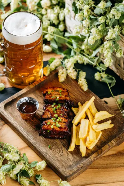 Kızarmış pirzola ve patates kızartması ile bira, geleneksel bir bar veya restoran için mükemmel yemek. Yüksek kalite fotoğraf