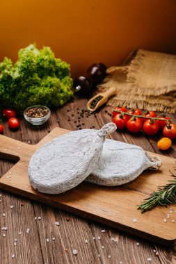 Gemide kurutulmuş salam, kırsal şarküteri sunumları ve gurme yemek tasarımı için ideal. Yüksek kalite fotoğraf