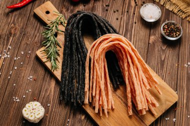 İçinde bitki ve baharat bulunan siyah ve hafif et çubukları var. Mutfak vitrinleri için ideal. Yüksek kalite fotoğraf