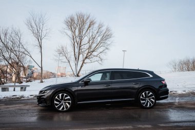 Vinnitsa, Ukrayna - 22 Ocak 2024: Volkswagen Arteon, kış yolu üzerinde. Modern lüks sedan. Yüksek kalite fotoğraf