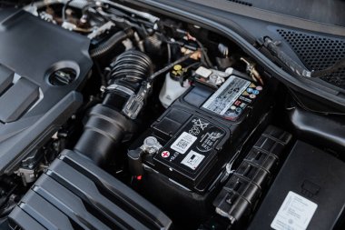 Vinnitsa, Ukrayna - 22 Ocak 2024: Volkswagen Arteon motor hangarı modern mühendislik ve tasarım. Yüksek kalite fotoğraf
