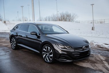 Vinnitsa, Ukrayna - 22 Ocak 2024: Volkswagen Arteon, kış yolu üzerinde. Modern lüks sedan. Yüksek kalite fotoğraf