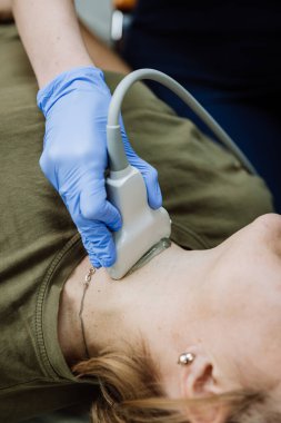 Boyun ultrason muayenesi yapan sağlık uzmanı. Tıbbi, sağlık ve tanı. Yüksek kalite fotoğraf