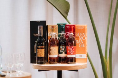 Vinnitsa, Ukrayna - 21 Eylül 2024 Glenmorangie viski şişeleri, kaliteli içki reklamları için mükemmel. Yüksek kalite fotoğraf