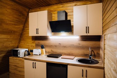 Mutfak ve çatı katı olan modern ahşap kabin içi rahatlama ve konforlu inzivaya çekilme için mükemmel. Yüksek kalite fotoğraf