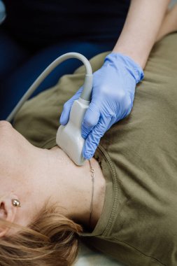 Boyun ultrason muayenesi yapan sağlık uzmanı. Tıbbi, sağlık ve tanı. Yüksek kalite fotoğraf