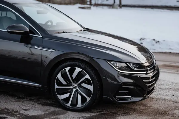 Vinnitsa, Ukrayna - 22 Ocak 2024: Volkswagen Arteon tekerleği ve lastiği, modern tasarım. Yüksek kalite fotoğraf