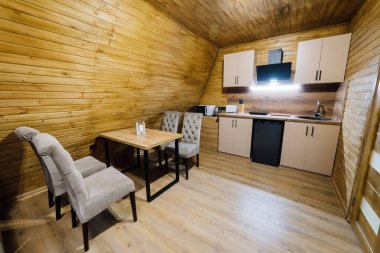 Mutfak ve çatı katı olan modern ahşap kabin içi rahatlama ve konforlu inzivaya çekilme için mükemmel. Yüksek kalite fotoğraf