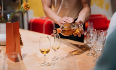 Lüks tatma etkinliği sırasında bardaklara kaliteli viski doldurmak, üst düzey deneyimler için mükemmel. Yüksek kalite fotoğraf