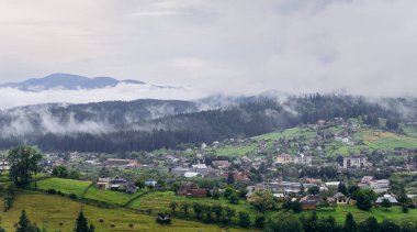 Vorokhta manzaralı, yeşil tepeleri ve ormanları olan pitoresk bir dağ köyü. Yüksek kalite fotoğraf