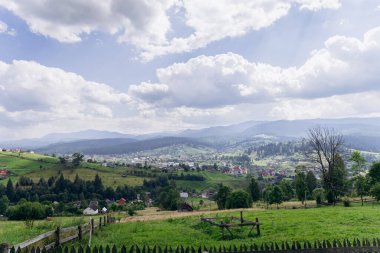 Ukrayna 'nın sarp tepeleri ve dramatik gökyüzü ile huzurlu bir dağ köyü manzarası. Yüksek kalite fotoğraf