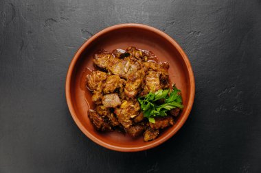 Ev yapımı kızarmış et, soğan ve şifalı otlar. Yemek blogları, yemek kitapları ve menüler için mükemmel. Yüksek kalite fotoğraf