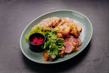 Turşulu, otlu ve pancar soslu iştah açıcı et tabağı, geleneksel gurme yemeği için mükemmel. Yüksek kalite fotoğraf