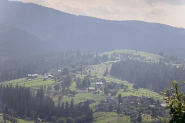 Vorokhta köyünün çarpıcı panoramik manzarası Karpat Dağları 'na kurulmuş, yeşil tepeleri var. Yüksek kalite fotoğraf