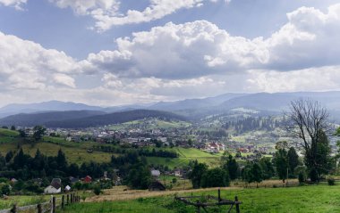 Vorokhta manzaralı, yeşil tepeleri ve ormanları olan pitoresk bir dağ köyü. Yüksek kalite fotoğraf