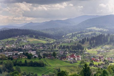 Vorokhta manzaralı, yeşil tepeleri ve ormanları olan pitoresk bir dağ köyü. Yüksek kalite fotoğraf