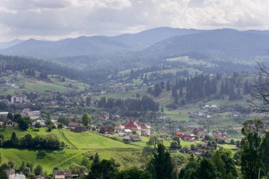 Vorokhta manzaralı, yeşil tepeleri ve ormanları olan pitoresk bir dağ köyü. Yüksek kalite fotoğraf
