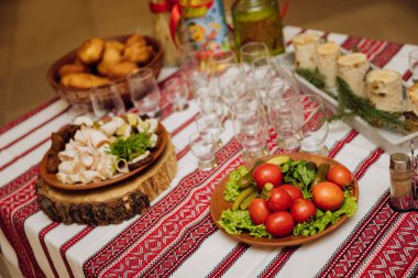 Geleneksel Ukrayna mutfağı domuz yağı, ekmek, sebze ve nakışlı masa örtüsü üzerine et. Yüksek kalite fotoğraf