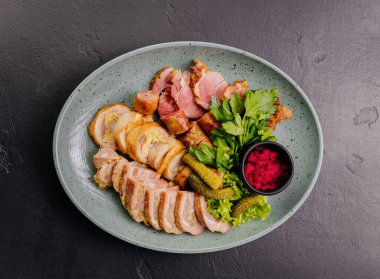 Geleneksel et tabağı, turşulu, otlu ve pancar soslu. Gurme yemek için mükemmel. Yüksek kalite fotoğraf