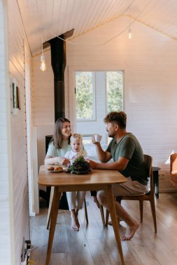 Kahveli, kruvasanlı ve minimalist evdeki meyveli aile kahvaltısı, keyifli anları paylaşıyoruz. Yüksek kalite fotoğraf