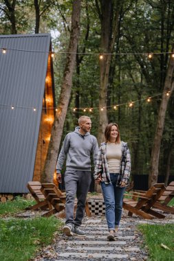 Romantik bir yürüyüş, rahat ahşap bir kulübede, açık hava kaçamaklarının cazibesini yakalıyor. Yüksek kalite fotoğraf