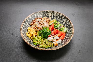 Taze sebzeler, kinoa ve avokado ile renkli Buda kasesi sağlıklı beslenme ve sağIık aşıkları. Yüksek kalite fotoğraf