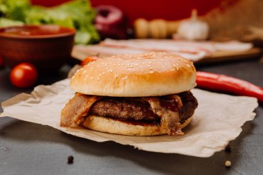Taze malzemeli sulu pastırmalı burger fast food aşıkları ve gurme hayranları için mükemmel. Yüksek kalite fotoğraf