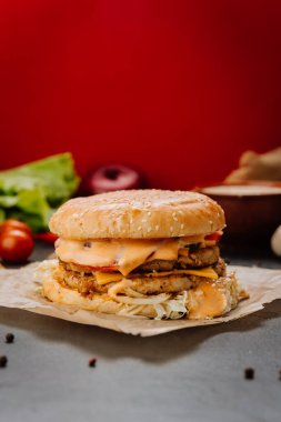 Çift katmanlı tavuk burger, erimiş peynir ve taze malzemeyle. Yüksek kalite fotoğraf