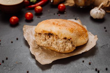 Susamlı sandviç üzerine leziz tavuk salatası sandviçi. Hızlı yemek ve yemek fotoğrafçılığı için mükemmel. Yüksek kalite fotoğraf