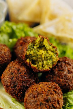 Kıtır falafel, canlı yeşil bir içi var. Lezzetli ve dokulu mükemmel bir vejetaryen ısırığı. Yüksek kalite fotoğraf