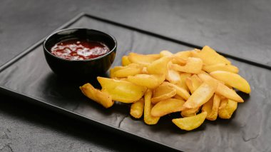Ketçapla servis edilen çıtır patatesler, her yemek için mükemmel aperatif ya da meze. Yüksek kalite fotoğraf
