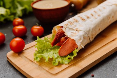 Taze marullu ızgara sosis dürümü, hızlı bir atıştırmalık ya da hareket halindeki anlar için yemek. Yüksek kalite fotoğraf