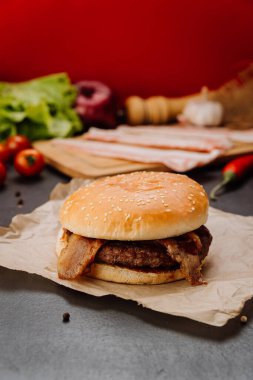 Taze malzemeli sulu pastırmalı burger fast food aşıkları ve gurme hayranları için mükemmel. Yüksek kalite fotoğraf