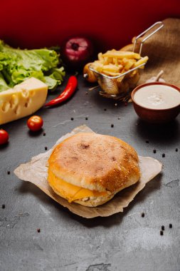 Eritilmiş çedar peynirli tost sandviç, kahvaltı için mükemmel ya da yiyecek arayan aperatifler. Yüksek kalite fotoğraf