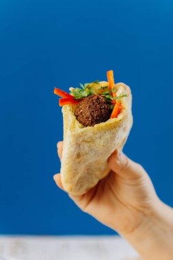 El yapımı falafel dürüm ve taze sebzeler. Vejetaryen sokak yemekleri severler için mükemmel. Yüksek kalite fotoğraf