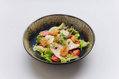 Marullu taze karides salatası, tavuk dilimleri, vişneli domates ve sağlıklı yemek için mikroyeşillikler. Yüksek kalite fotoğraf