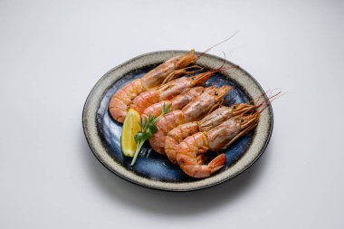 Seramik tabakta servis edilen limonlu ve otlu ızgara karides. Mükemmel deniz ürünleri aperatifi ya da yemek. Yüksek kalite fotoğraf