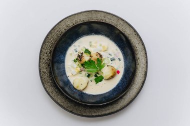 Soğuk yaz çorbası, taze sebzeler, patatesler ve kremalı taban, sıcak hava içeceği. Yüksek kalite fotoğraf