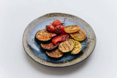 Sağlıklı bir yemek için ızgara sebze, kabak, patlıcan, biber ve domates tabağı. Yüksek kalite fotoğraf