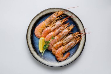 Seramik tabakta servis edilen limonlu ve otlu ızgara karides. Mükemmel deniz ürünleri aperatifi ya da yemek. Yüksek kalite fotoğraf