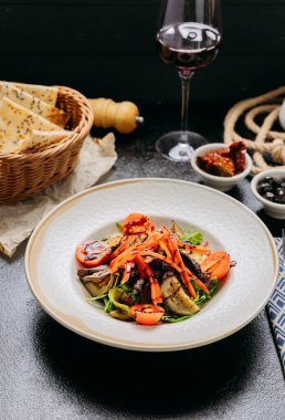 Kiraz domatesli ızgara sebze salatası, kabak, dolmalık biber ve kırmızı şaraplı patlıcan. Yüksek kalite fotoğraf
